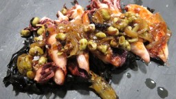 Recepta de cuina de Calamarsons saltejats amb bolets, favetes i ceba confitada